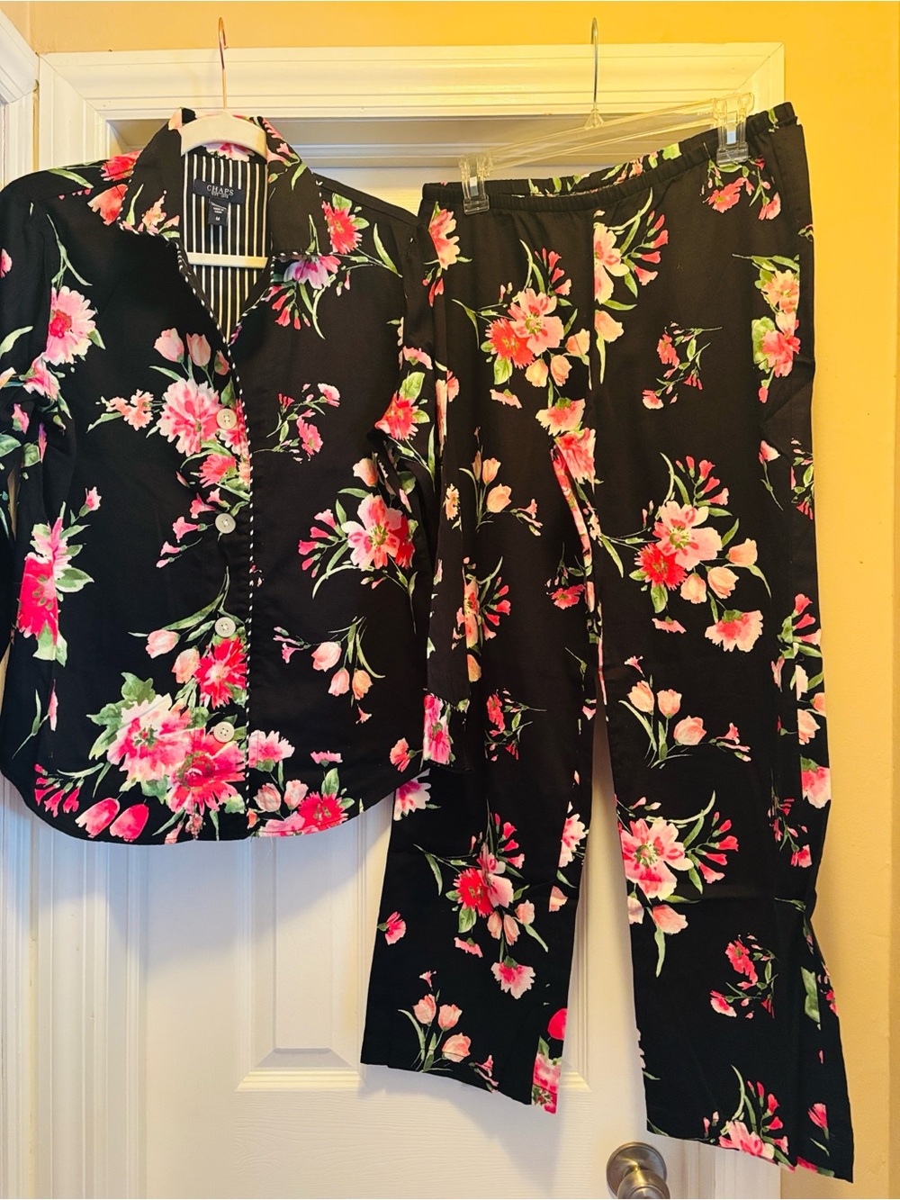Gently used, CHAPS Women's Black Floral Pajamas 🌷🖤🩷